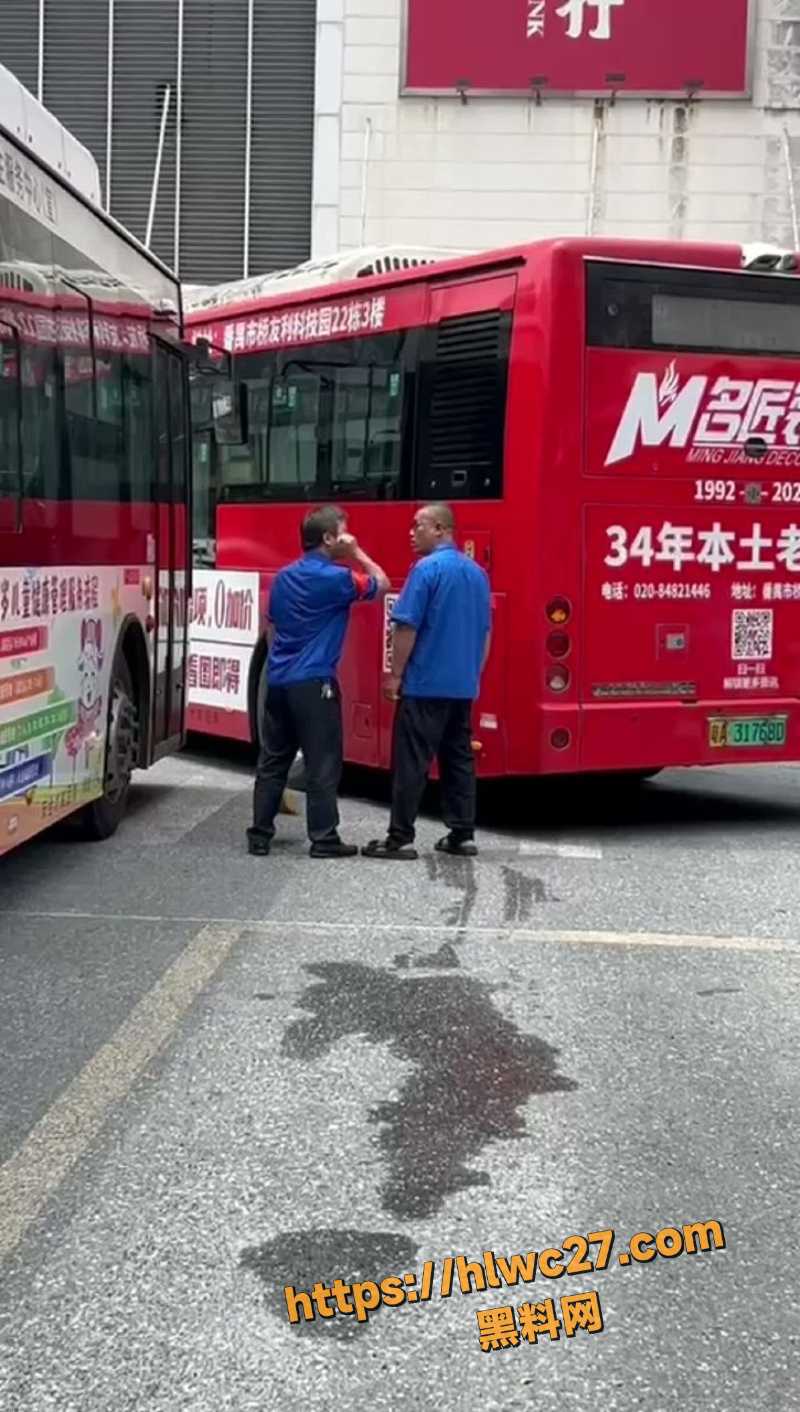 公交车司机相撞互殴现场1
