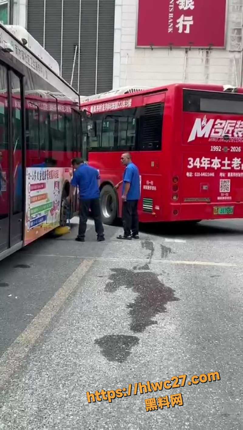 公交车司机相撞互殴现场2