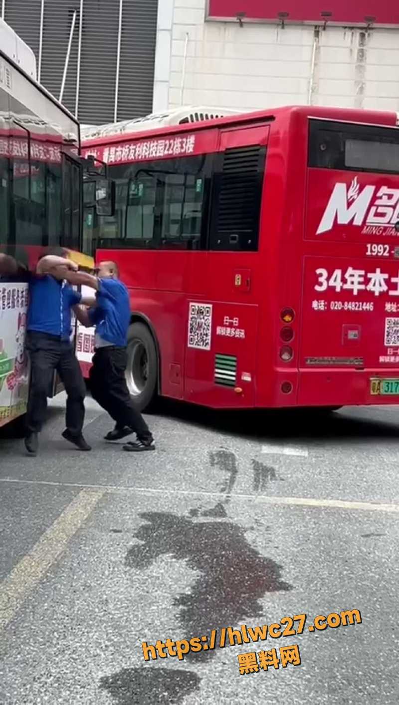 公交车司机相撞互殴现场3
