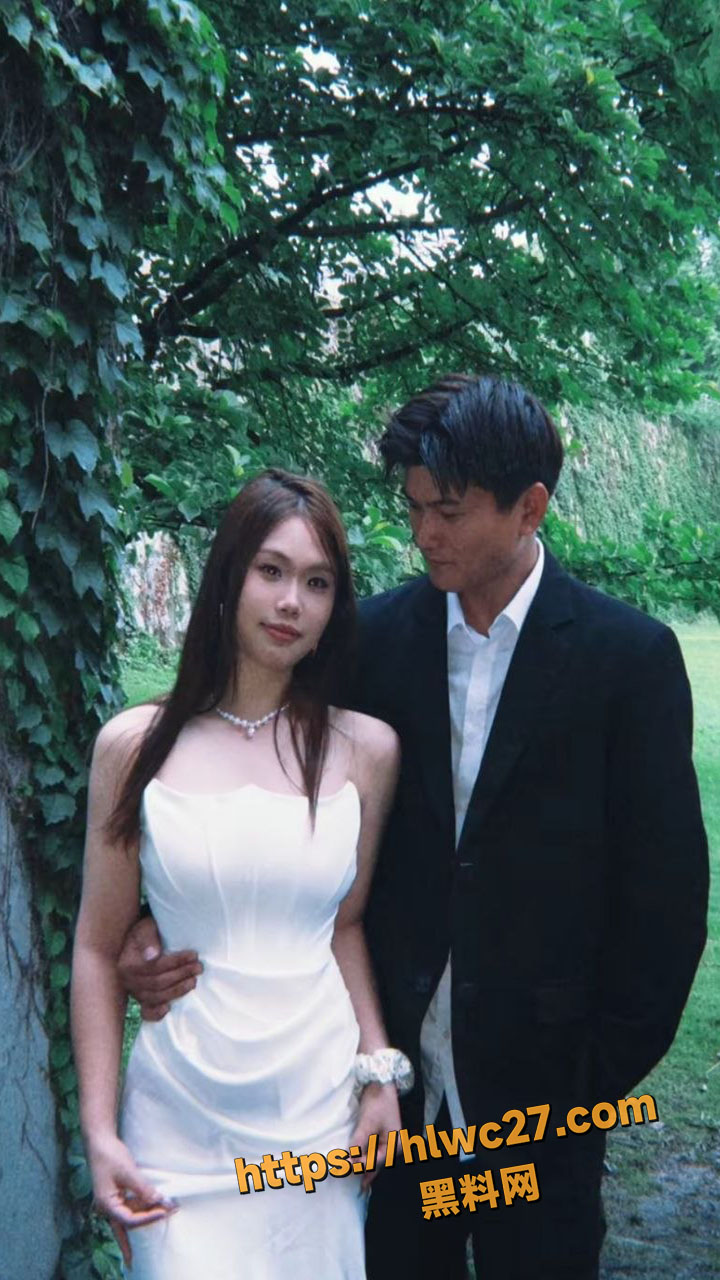 湖南小情侣和男友合照