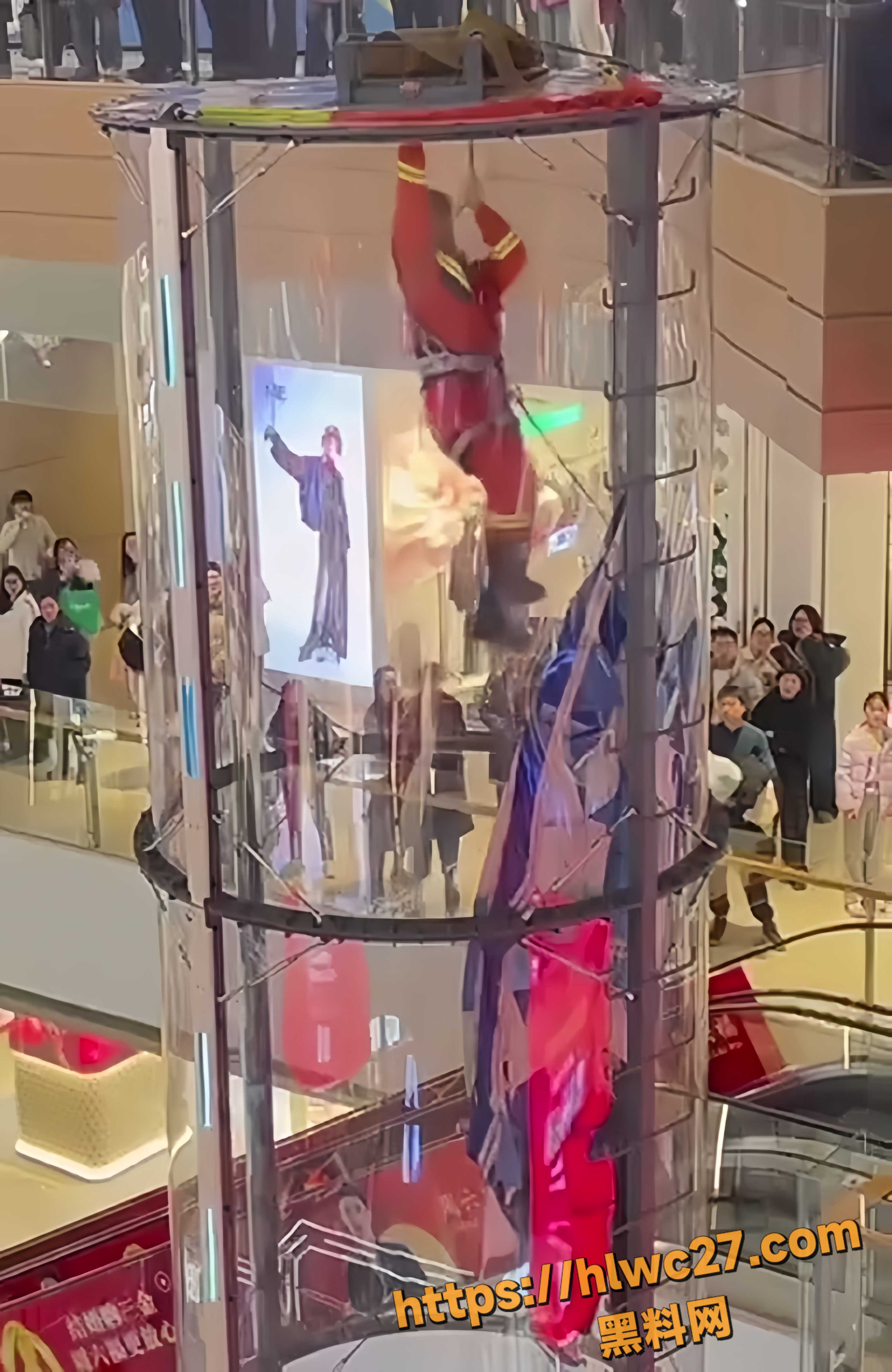成都消防员商场救援视频2