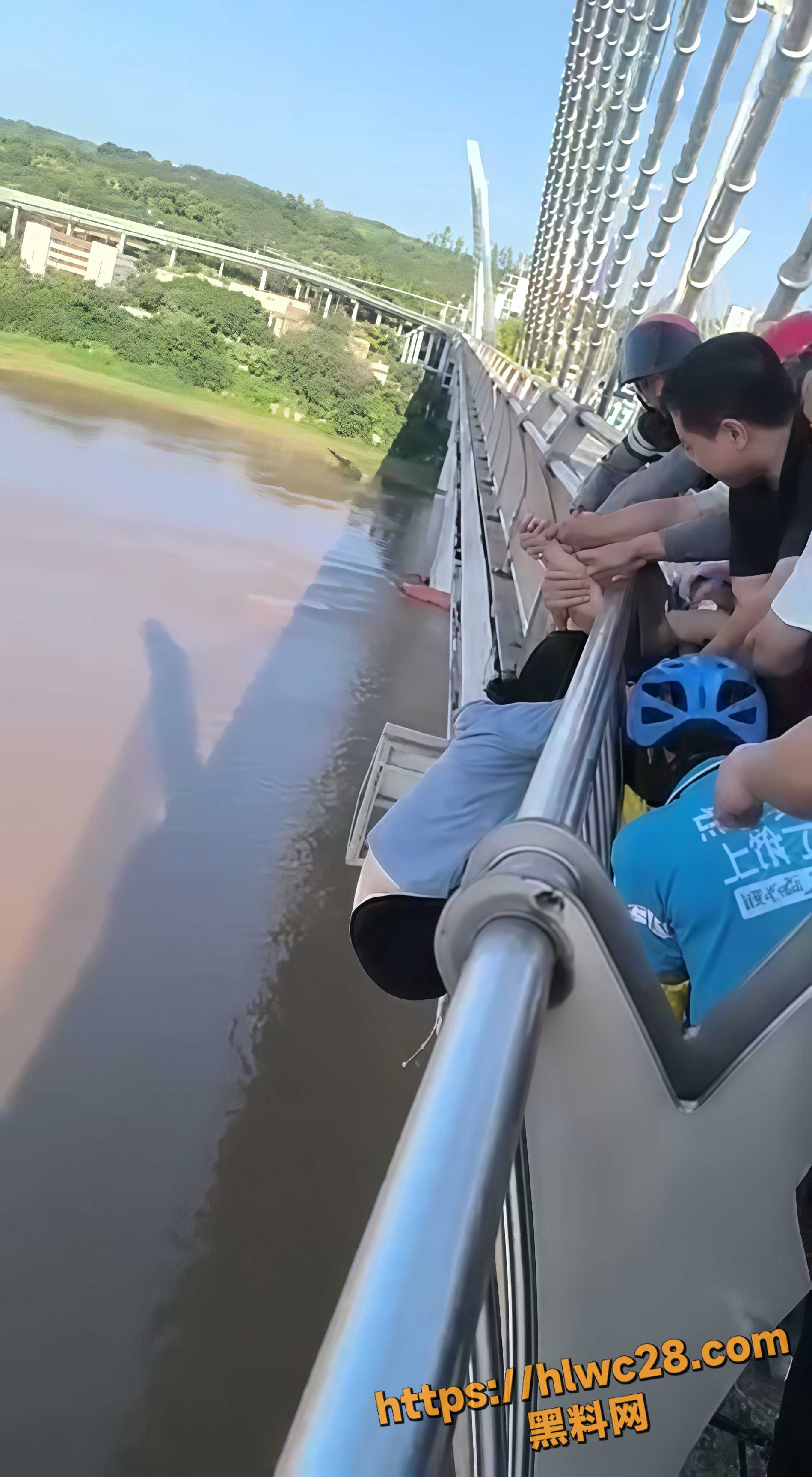 外卖小哥桥上救人事件2