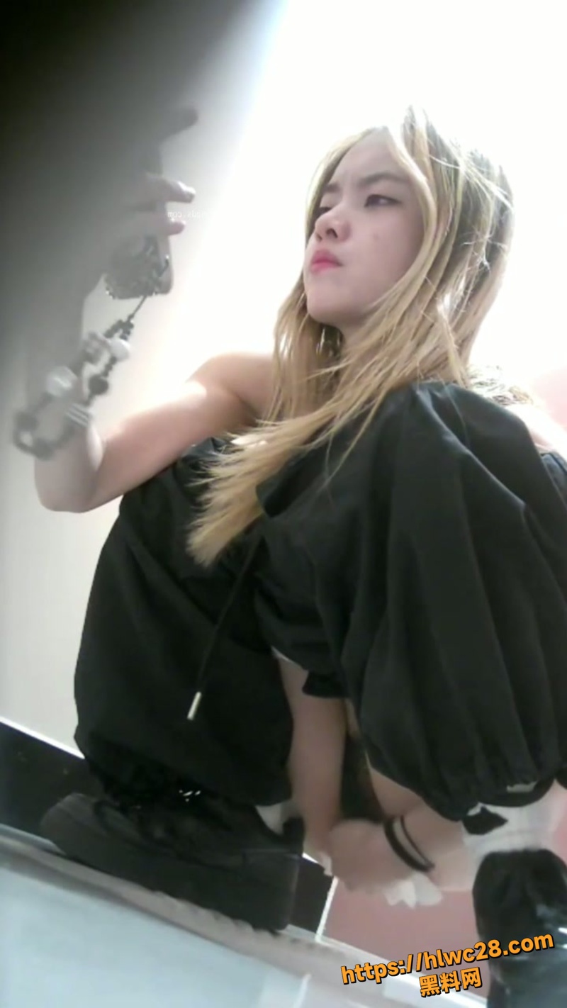 大三女厕全景偷拍放尿6