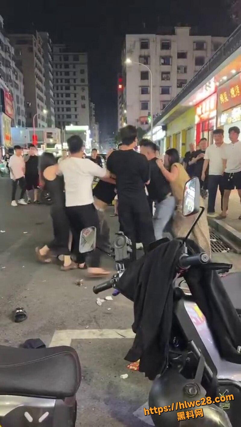 精神小伙小妹打架现场1