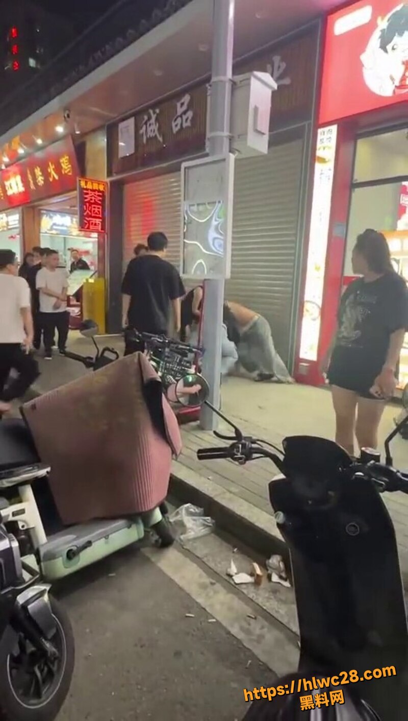 精神小伙小妹打架现场4