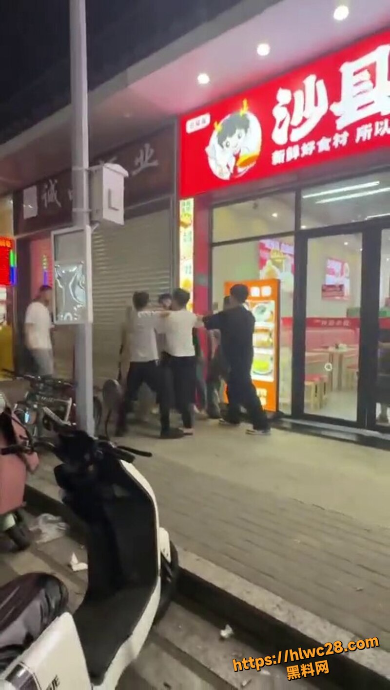 精神小伙小妹打架现场6