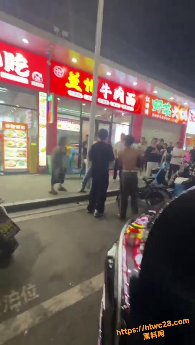 精神小伙小妹打架现场7