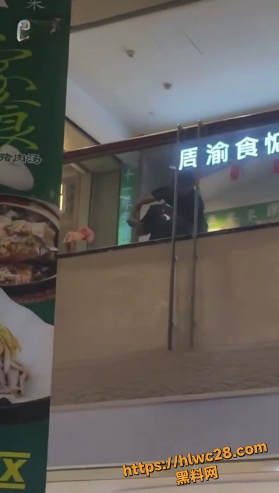 横岗银信广场男子当街行凶