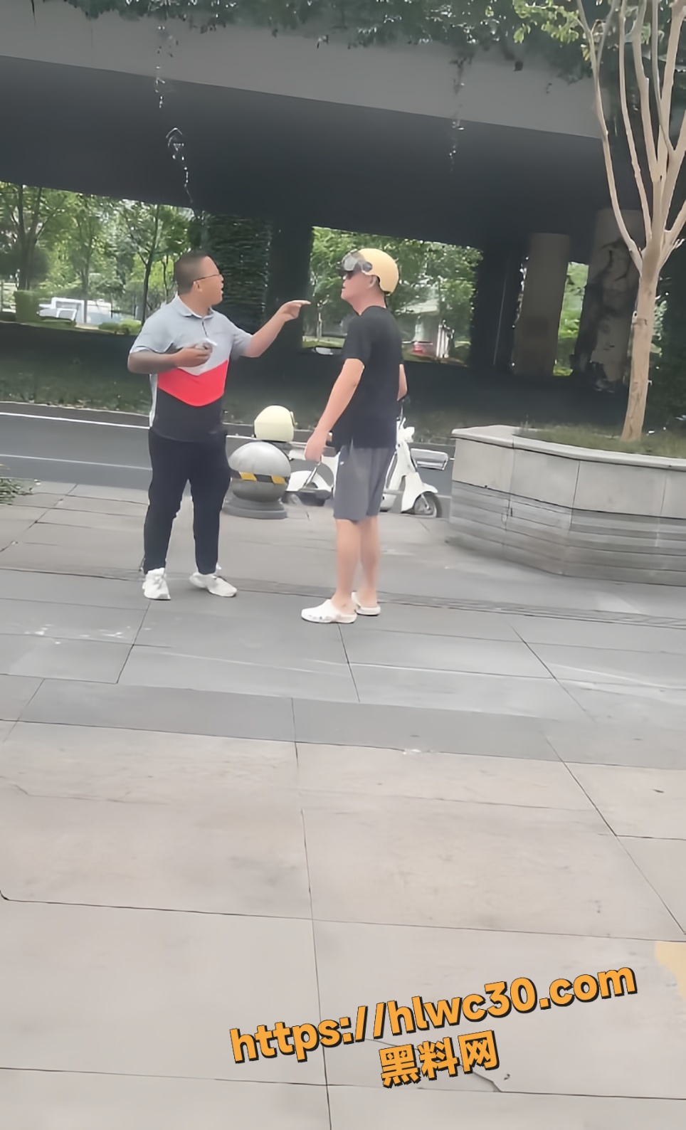 大爷街头怒怼顺丰小哥1