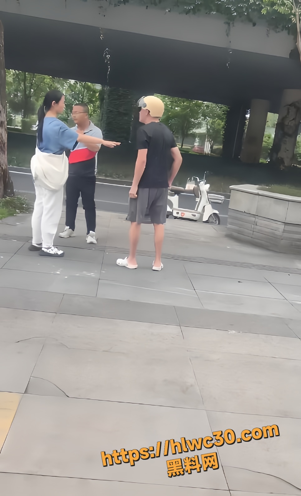 大爷街头怒怼顺丰小哥2