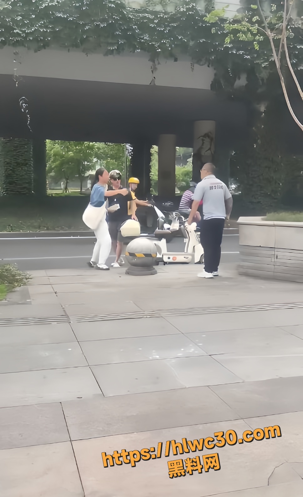 顺丰小哥爆揍路怒大爷3