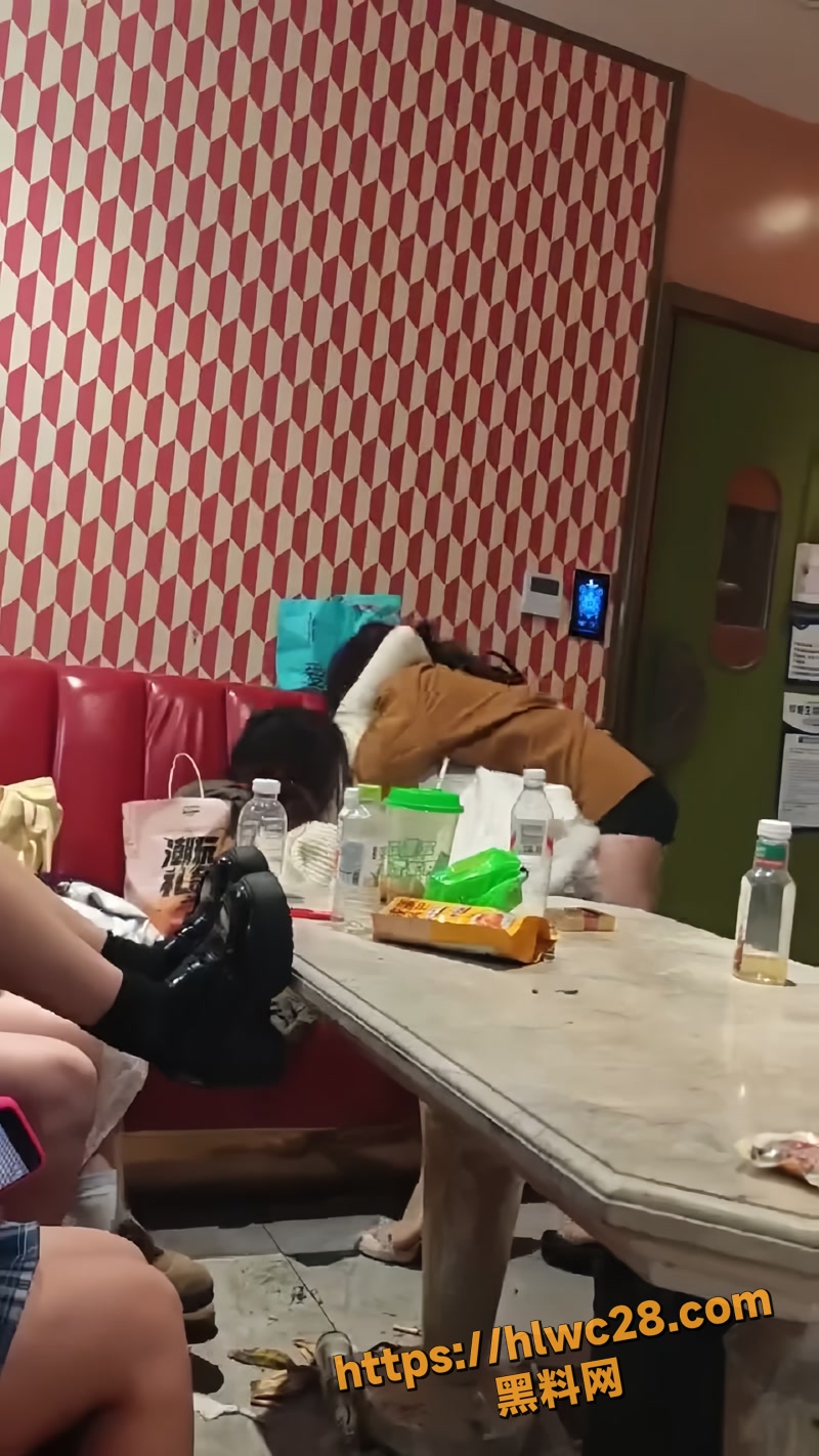01按摩店女技师抢客户扭打现场wm