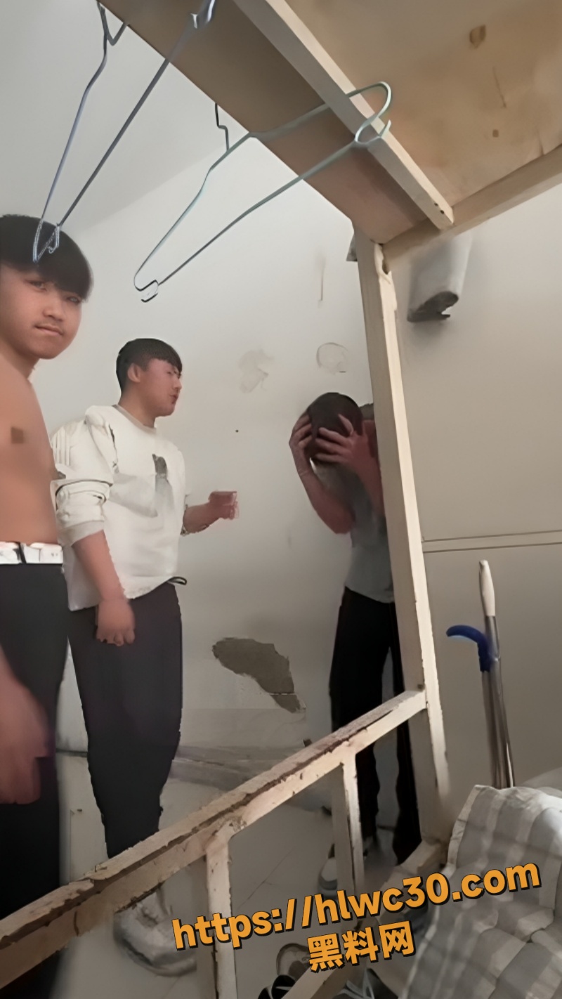 赤峰体育学校宿舍霸凌1