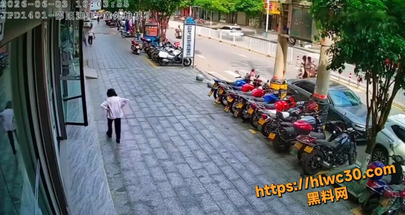 男子当街殴打路过老人1