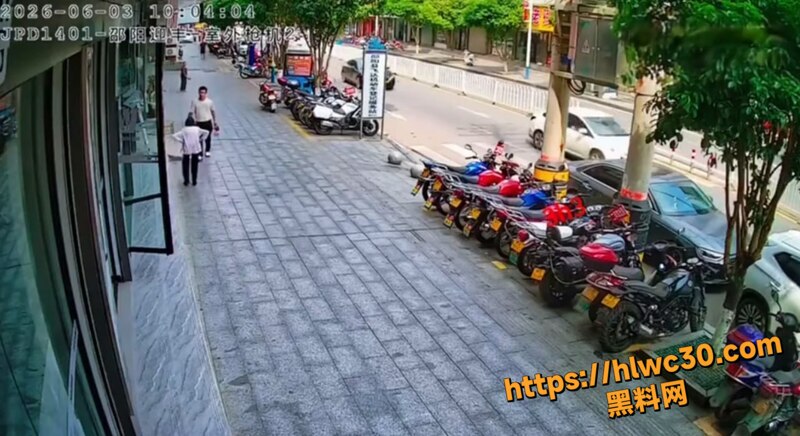 男子当街殴打路过老人2