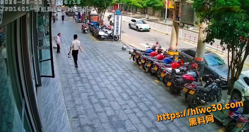 男子当街殴打路过老人4