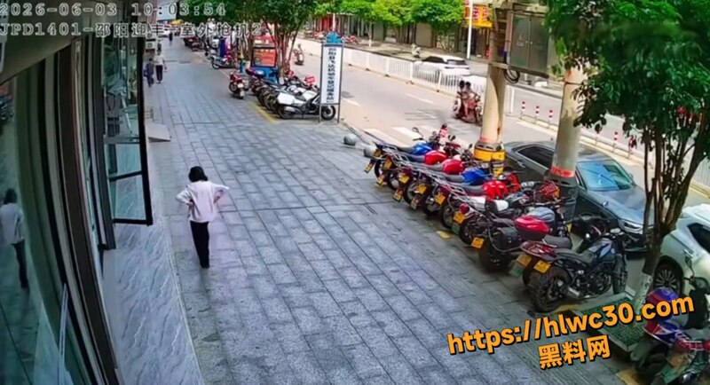 男子当街殴打路过老人3