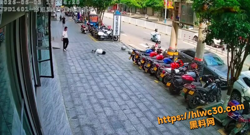 男子当街殴打路过老人5