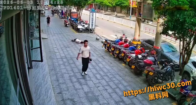 男子当街殴打路过老人6