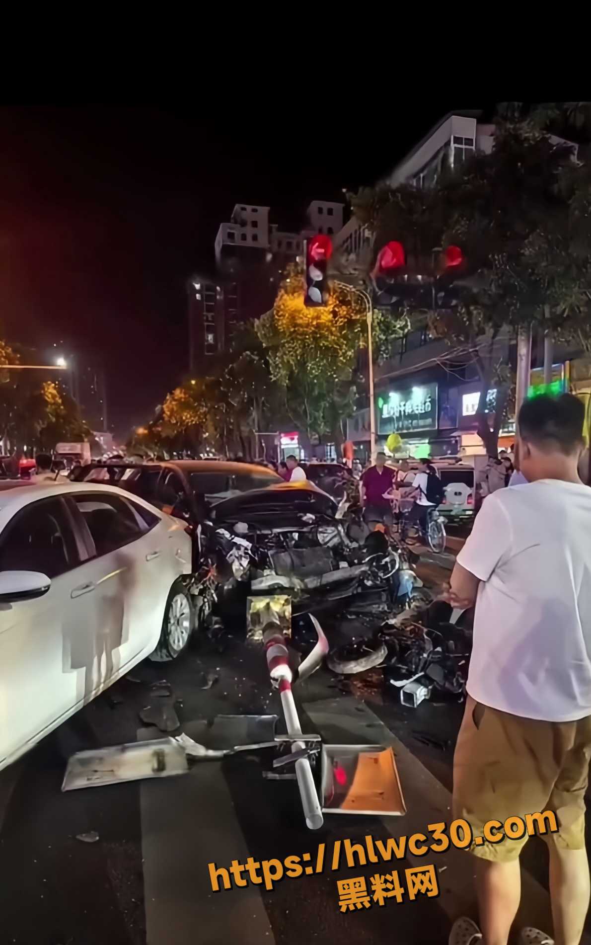 漯河五一路与建设路突发车祸1