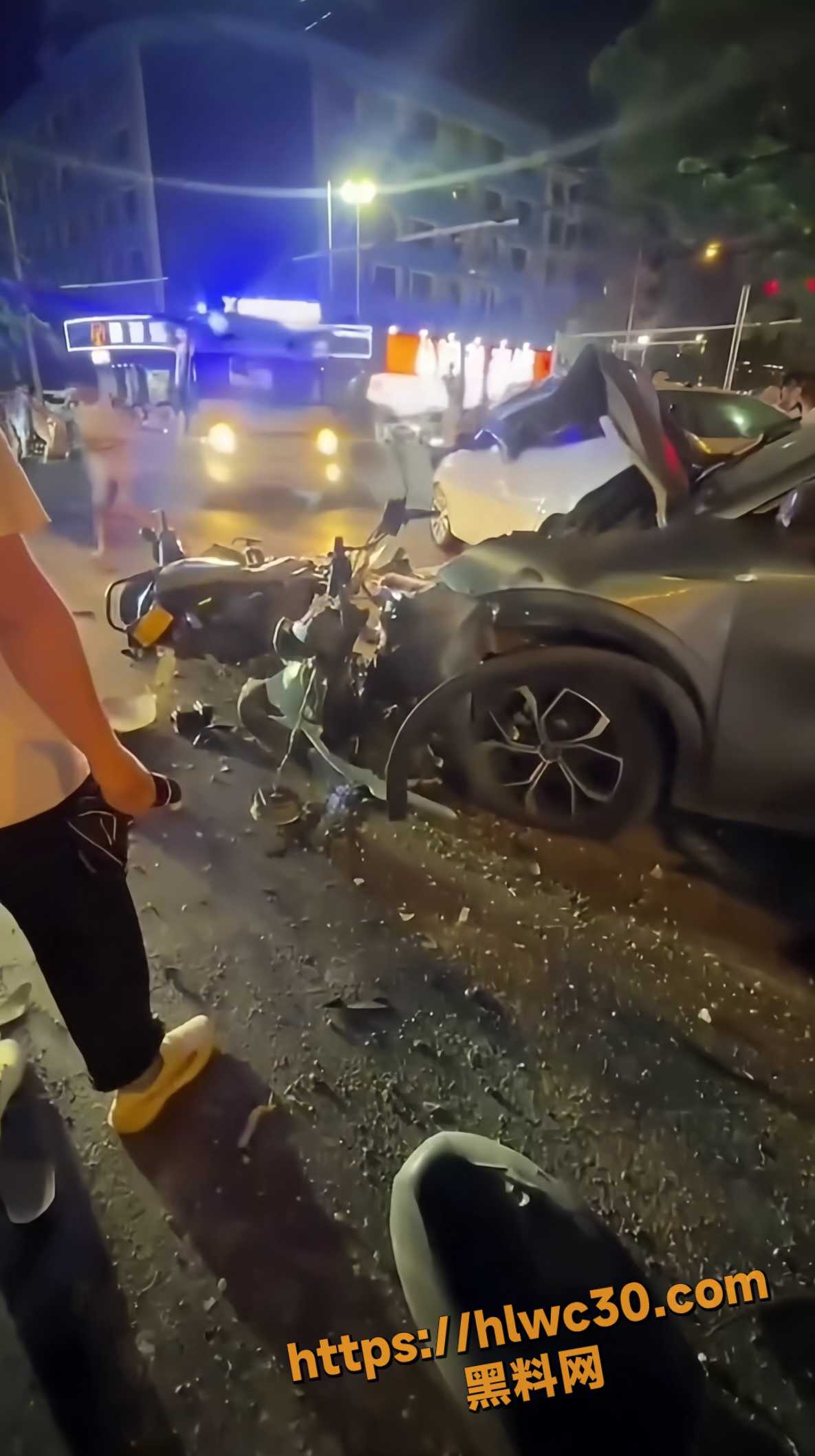 漯河五一路与建设路突发车祸2