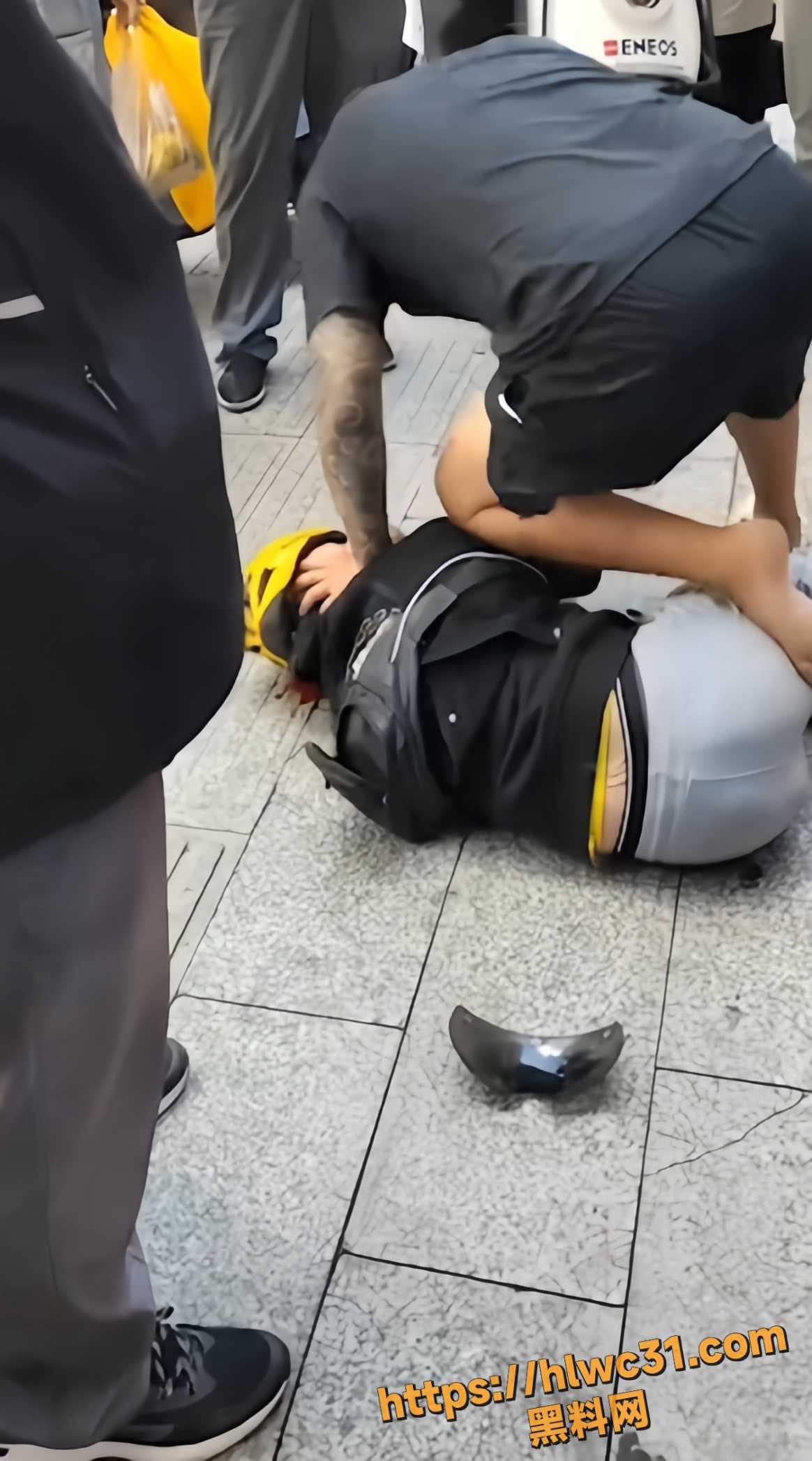 纹身男暴打外卖小哥视频1