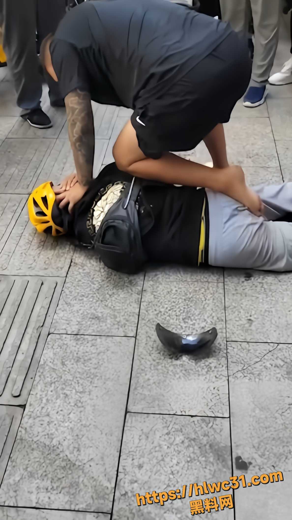 东北纹身男街头暴力2