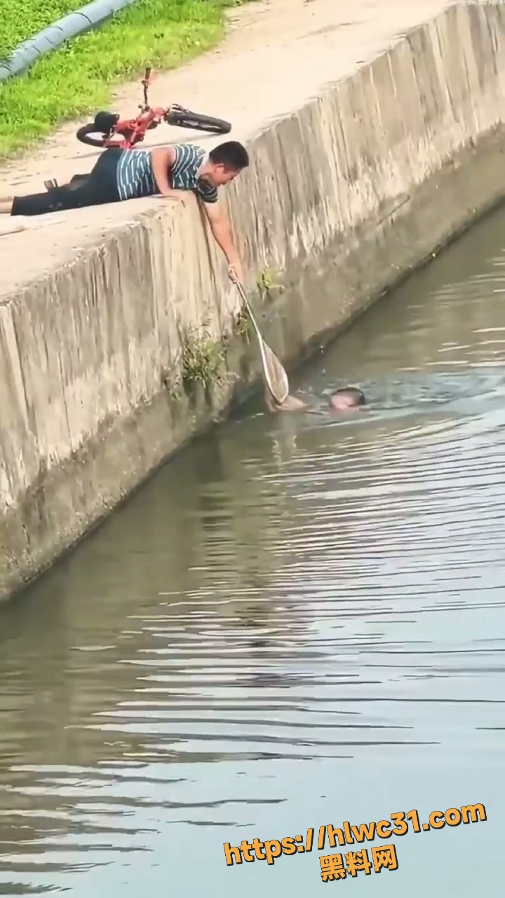 钓鱼佬救援落水小孩2