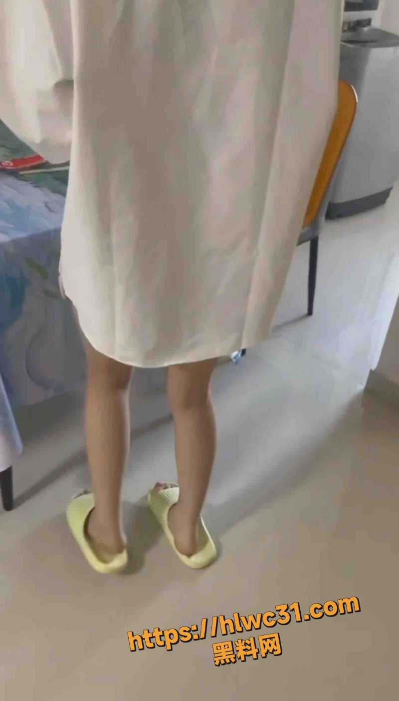 美眉光屁股诱惑3
