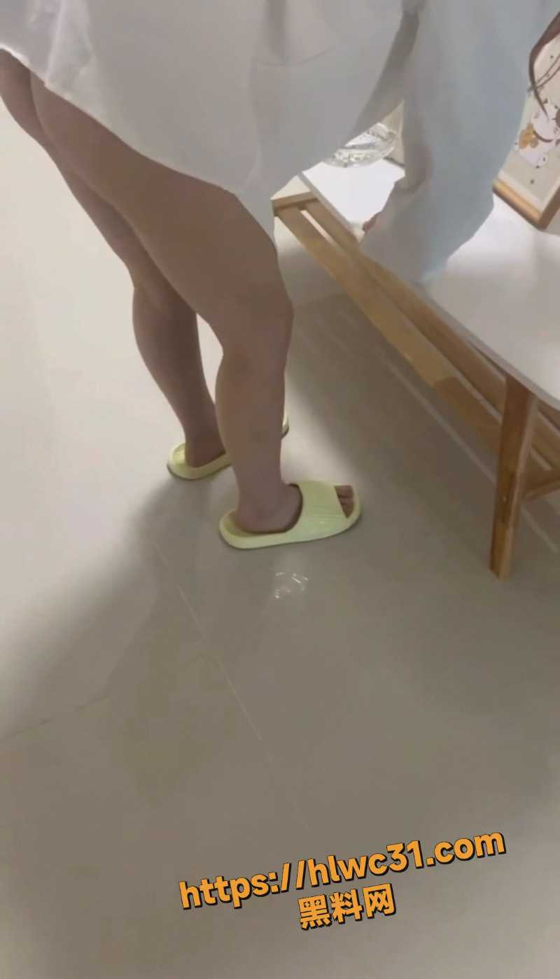 美眉光屁股诱惑4