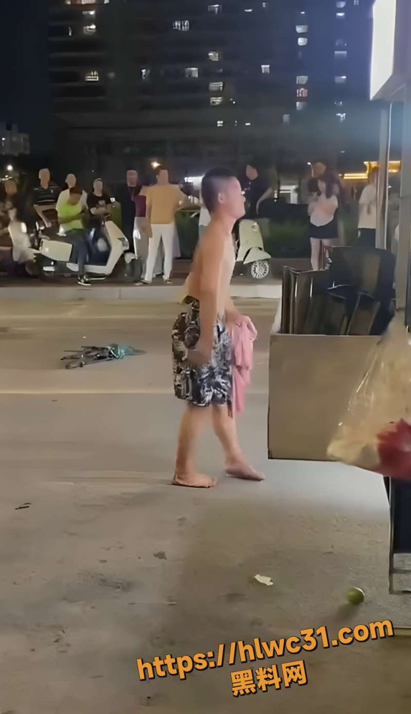 深夜街头醉汉发疯6