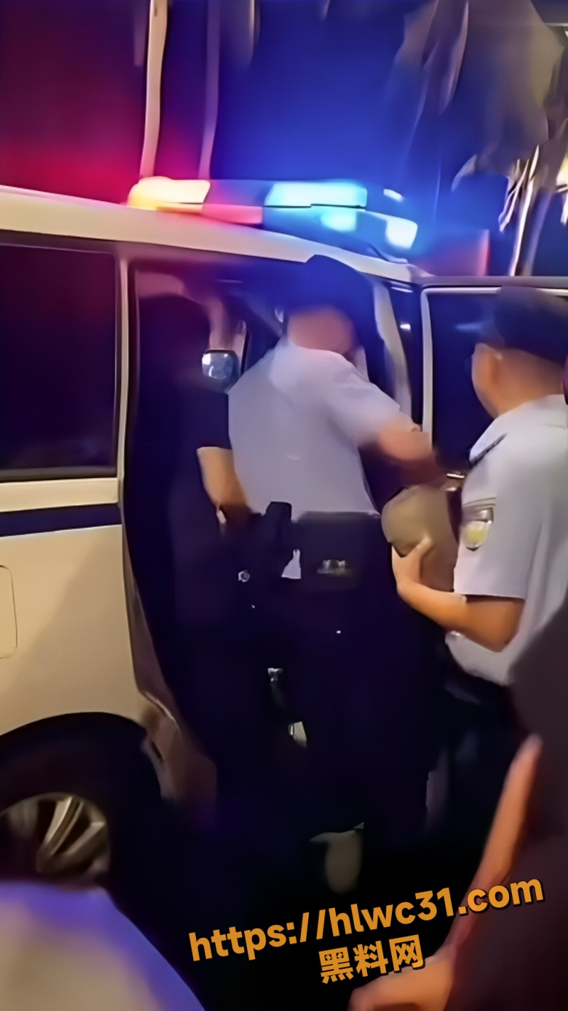 深夜街头醉汉发疯8