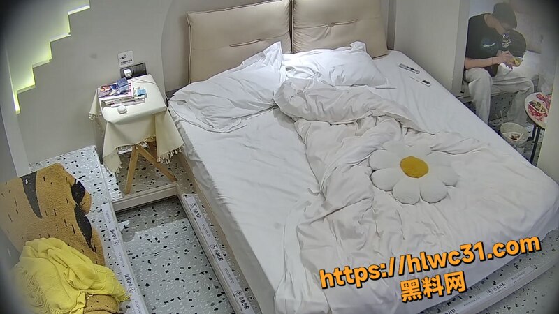 酒店偷拍眼镜小美女做爱2