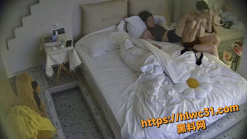 酒店偷拍眼镜小美女做爱4