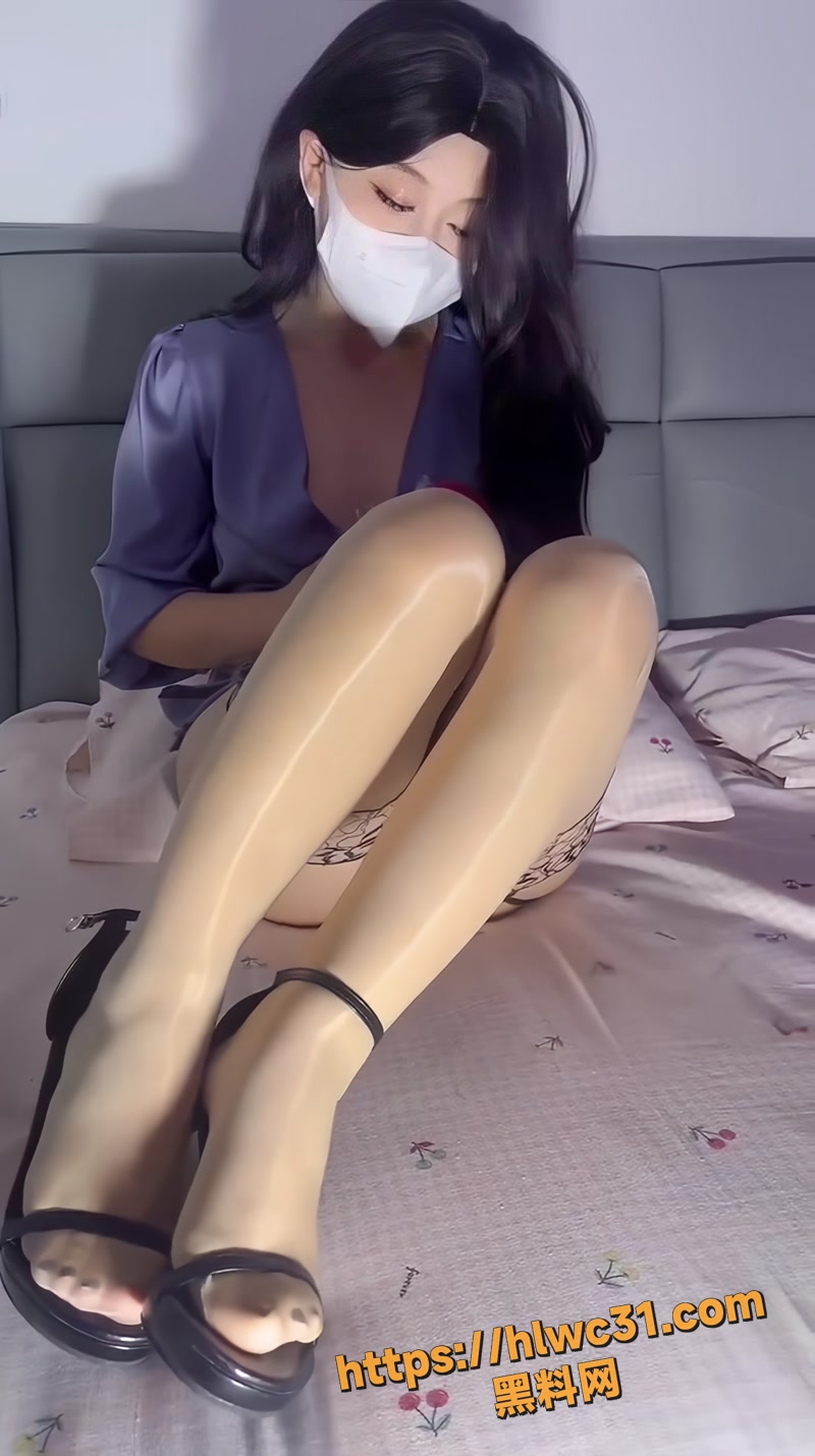 01极品骚妻珊迪跪舔1 1wm