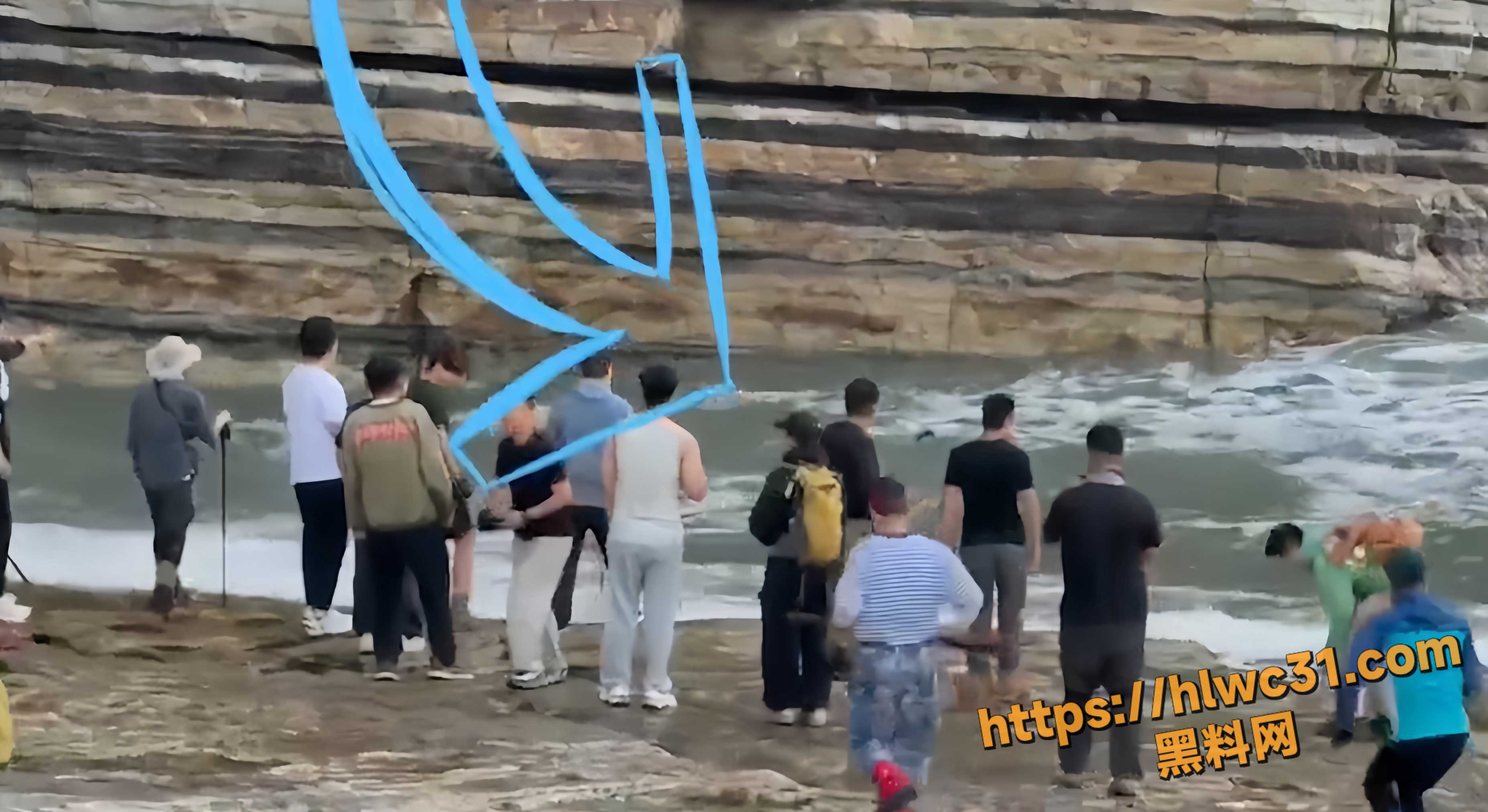 重庆警察暴力拖拽志愿者1
