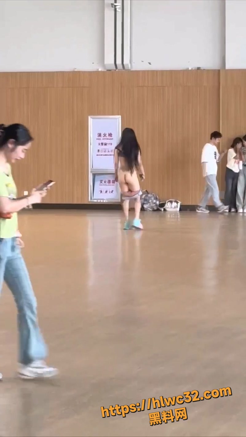 02荆州体育馆女子下身全裸狂走1 2wm