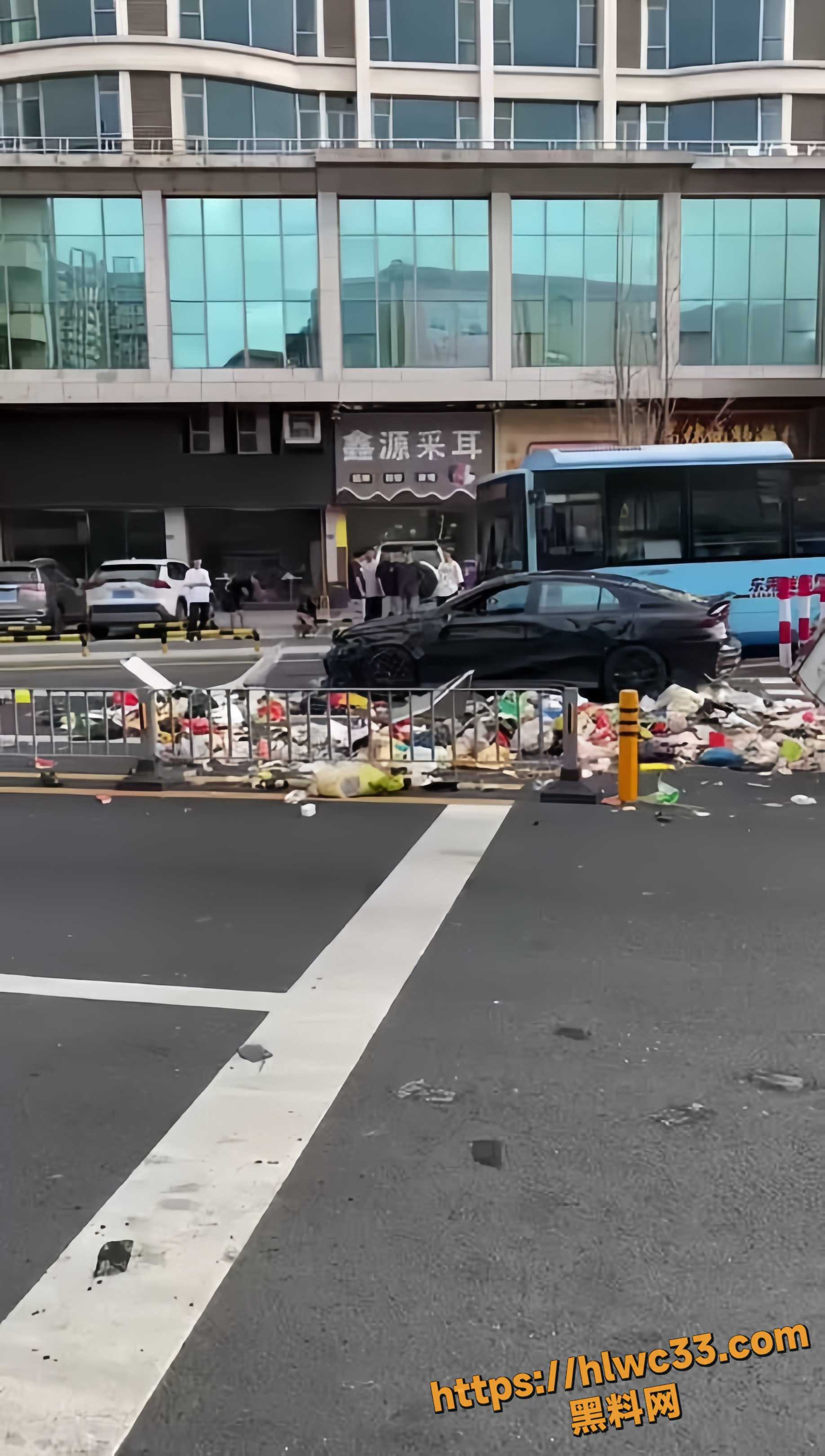 东莞环卫工人被撞视频2