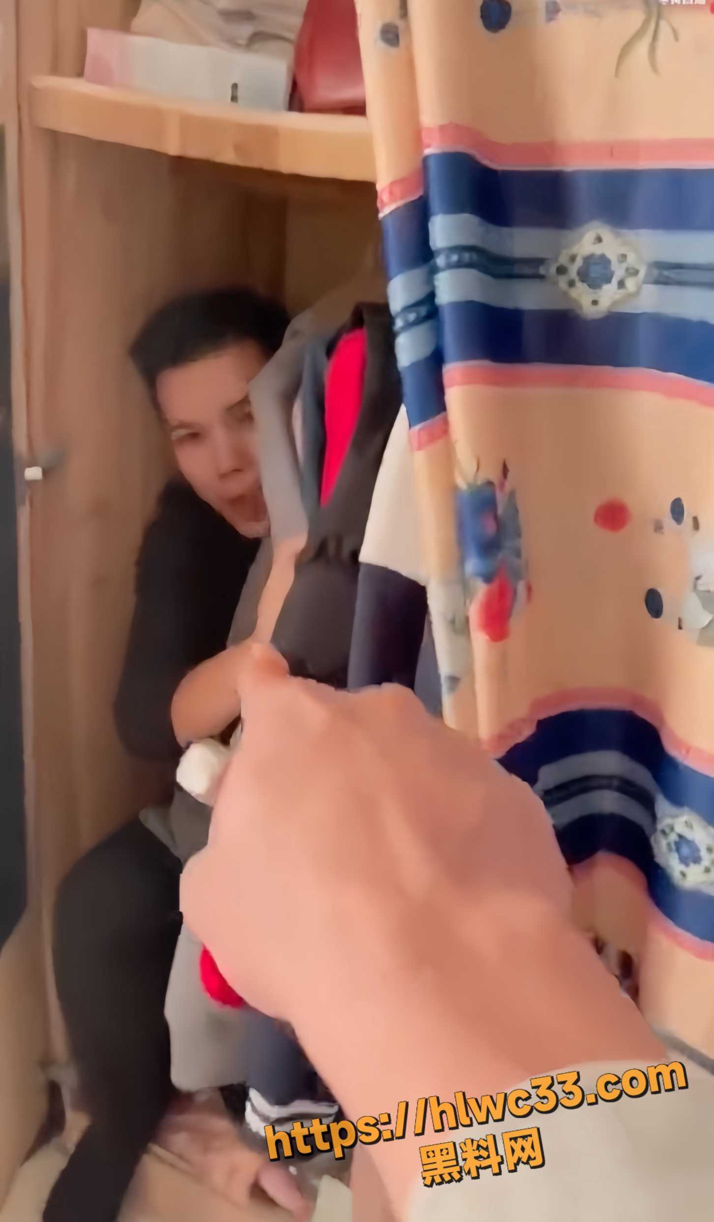 男子家中偷情出轨2