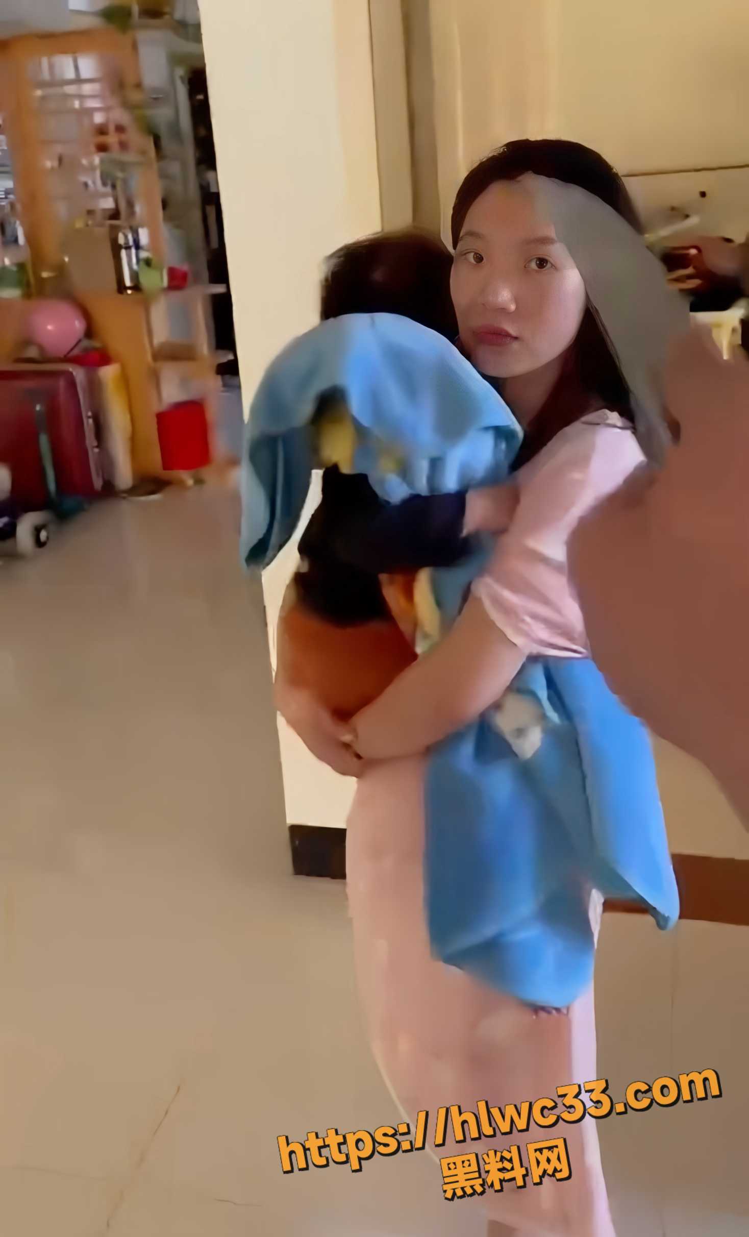 男子被抓奸后谎称修水管3