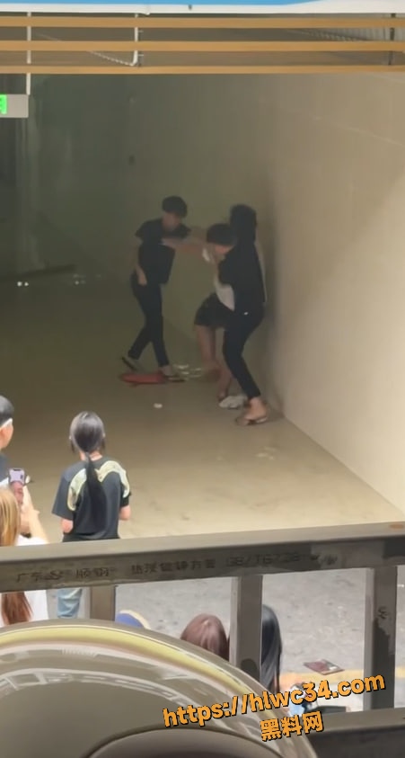 智障男子被砍后还抽烟
