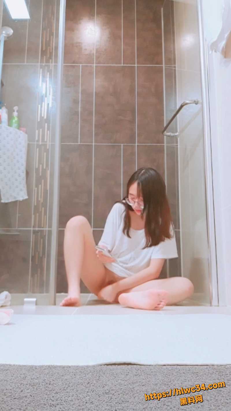 偷拍眼镜妹租客4