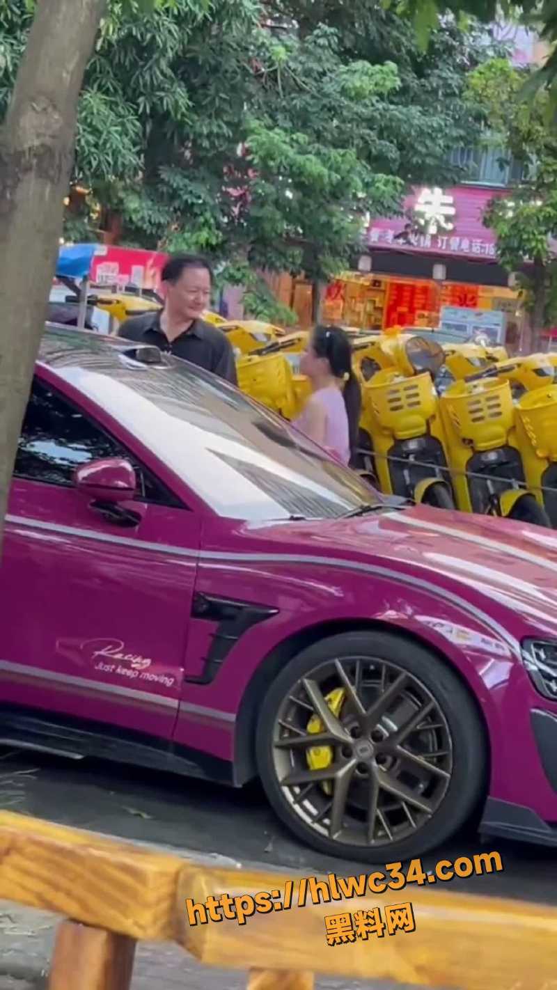 南宁街头女子堵小米汽事件1