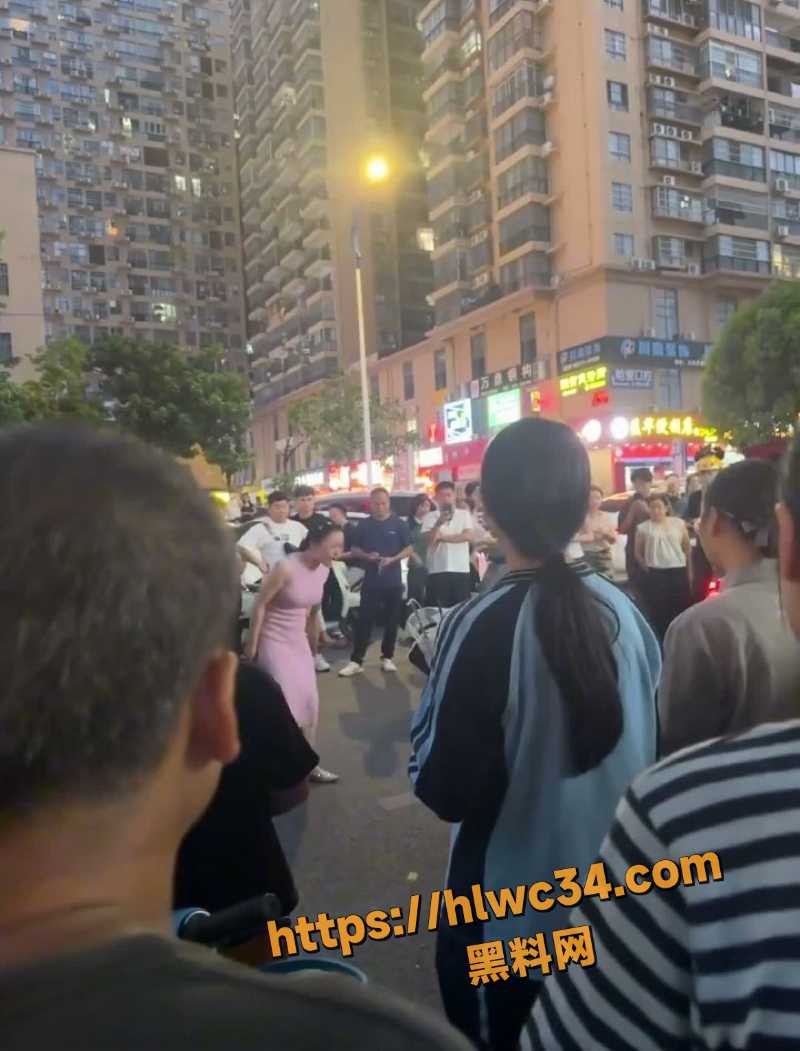 南宁女子街头堵车视频5