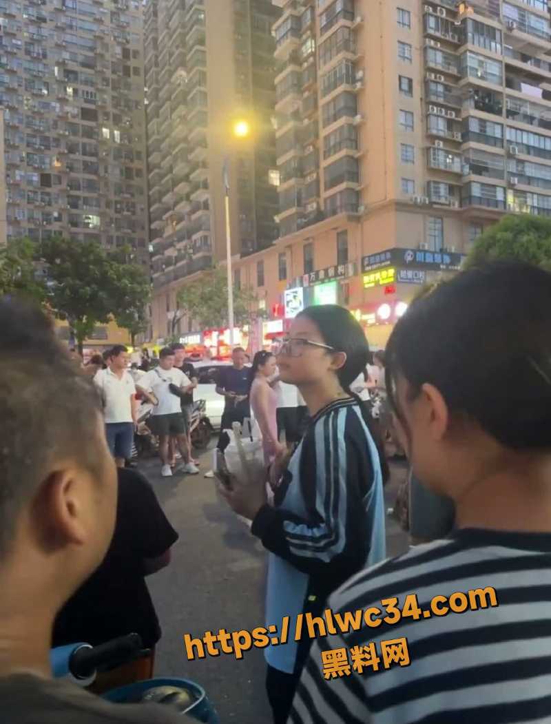南宁女子街头堵车视频6