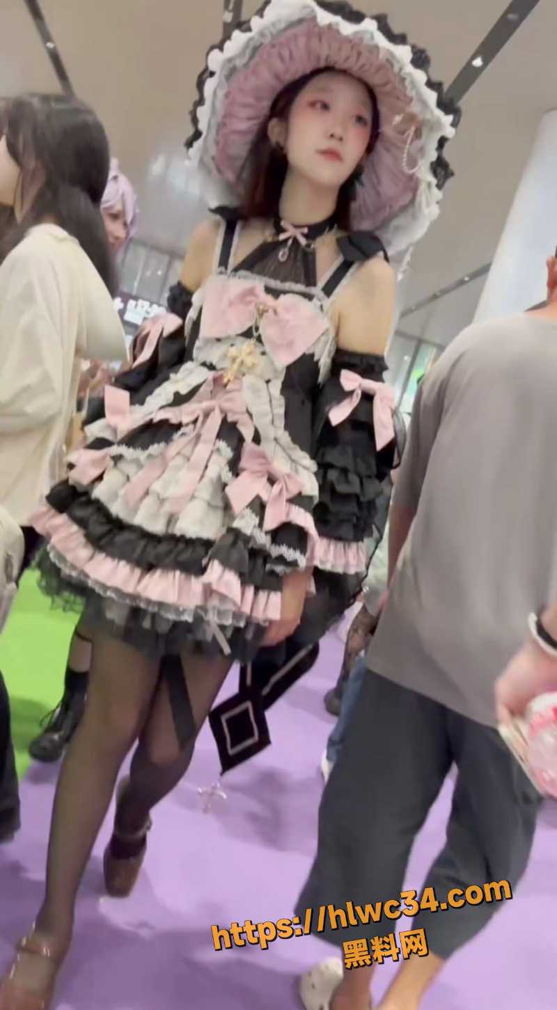 抄底黑丝洛丽塔美女视频1