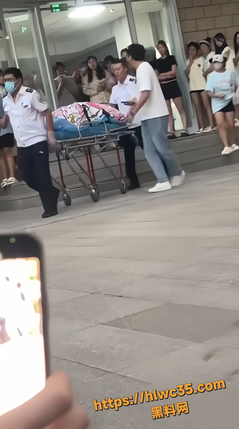 02大二女生宿舍内独自生娃1 10wm