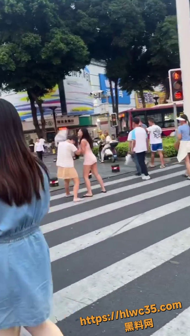 外卖小哥调解劝架现场1