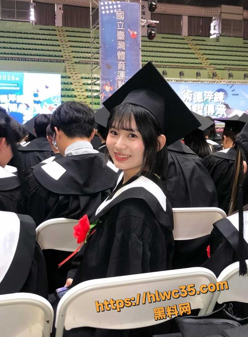 台湾大学超美校花芳车震视频3