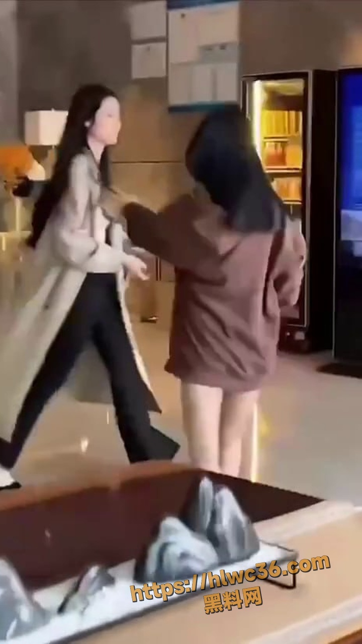 男子脚踏两只船